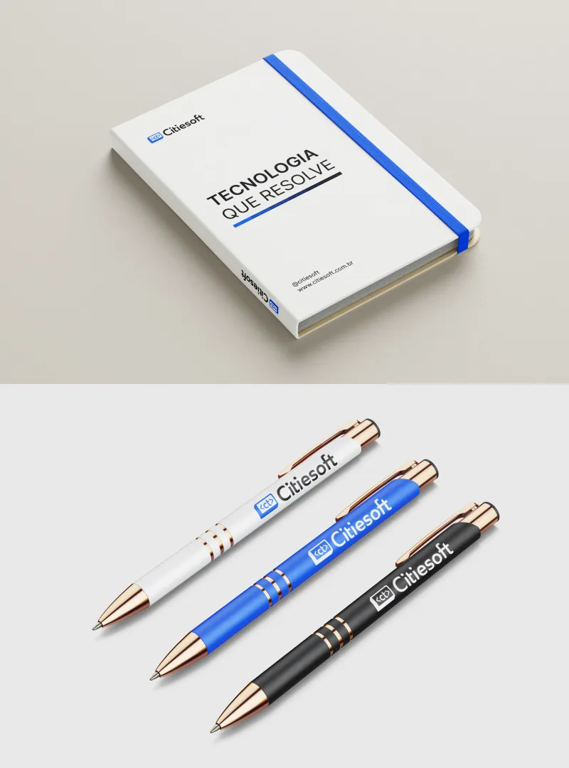 Caderno da Citiesoft com elástico azul e três canetas nas cores da marca