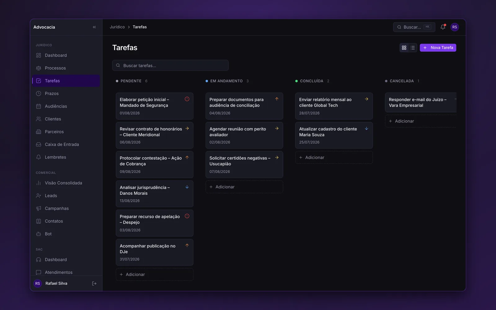 Quadro kanban de tarefas em quatro colunas com cartões de título, prazo e prioridade
