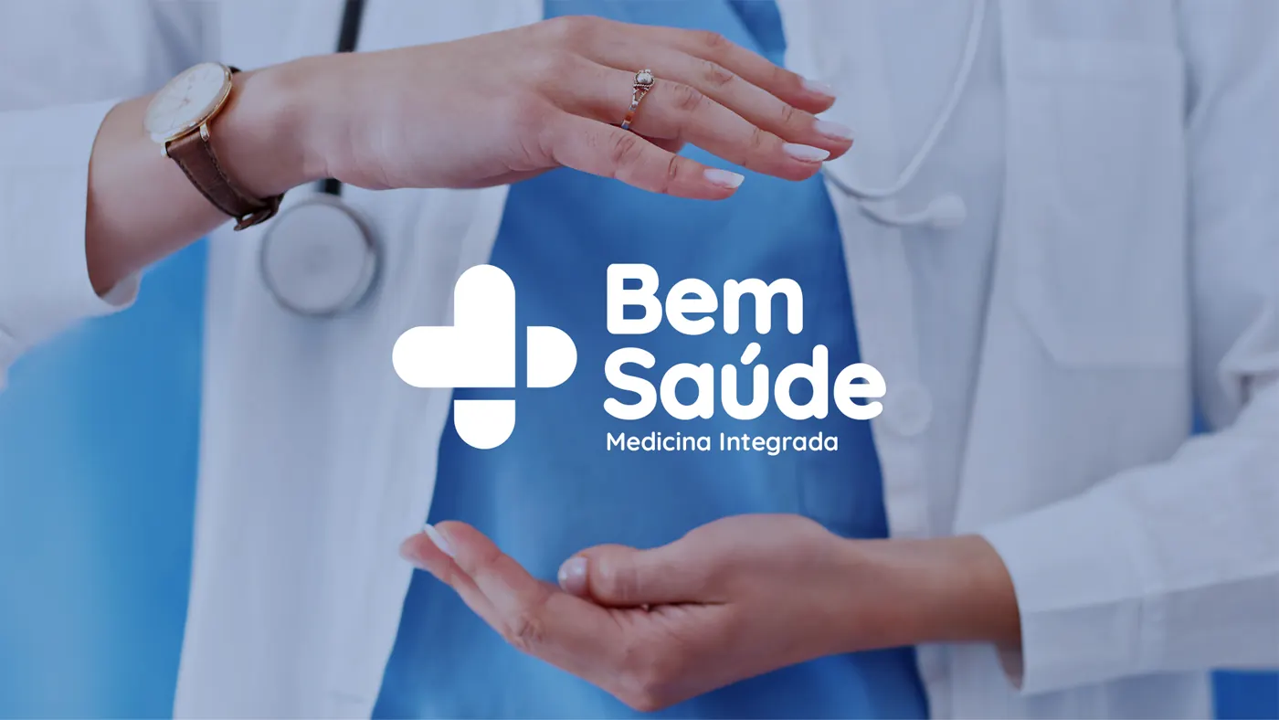 Logo da Bem Saúde sobre jaleco, com as mãos em concha