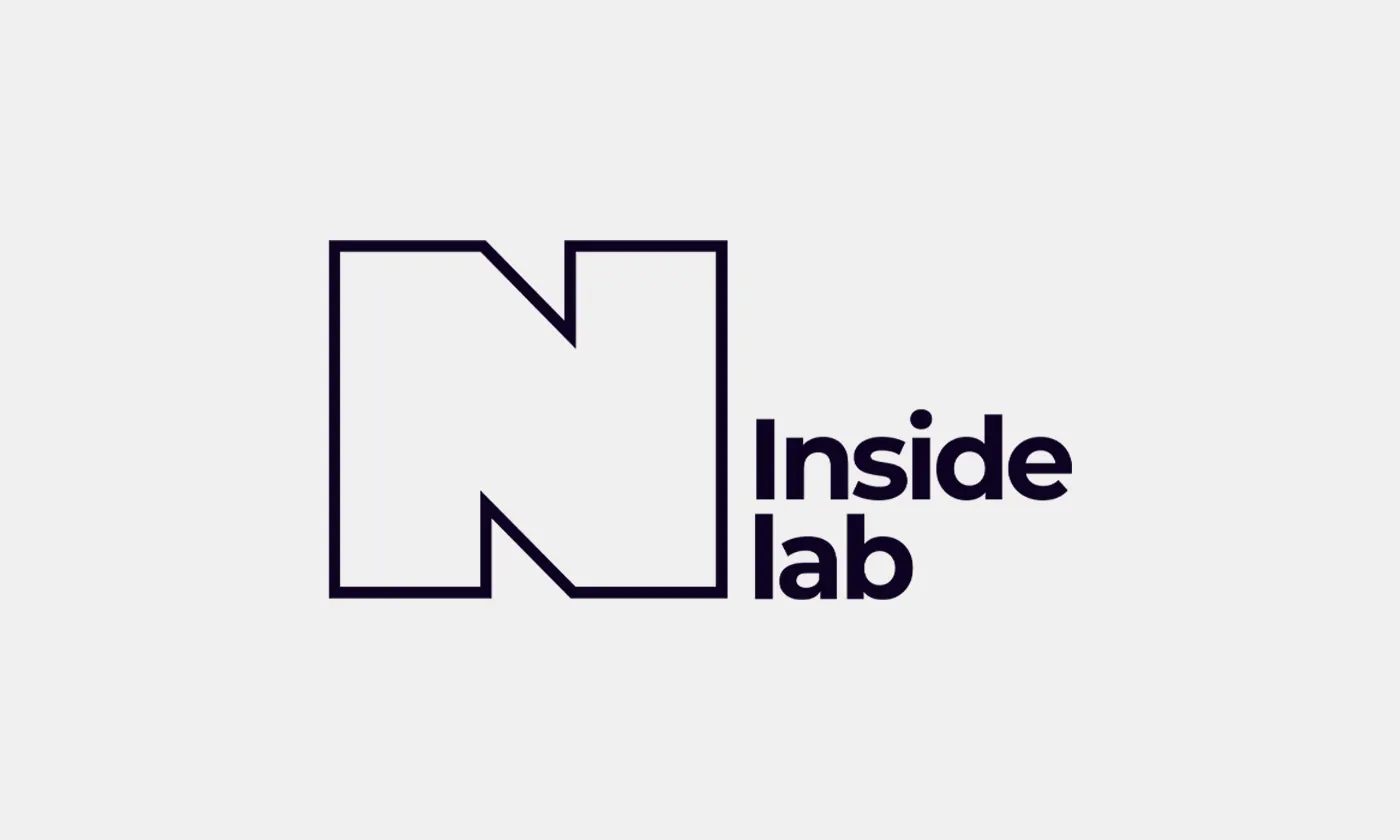 Logo N do Inside Lab em contorno escuro sobre fundo neutro